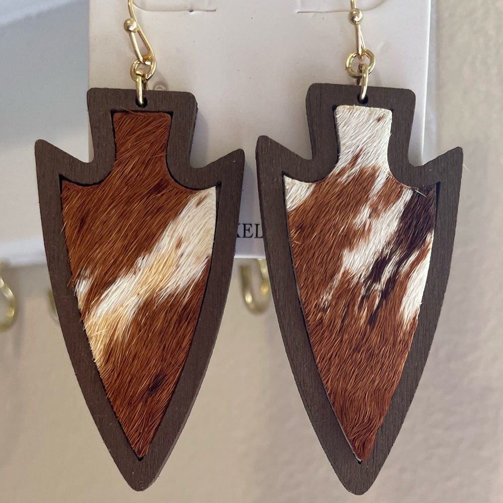 💥JUST IN!💥 Leather Brown Cow Print Arrow Earrings